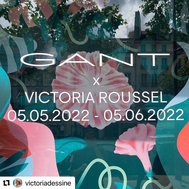 un panneau sur une vitre expliquant la création de l'artiste Victoria Roussel
