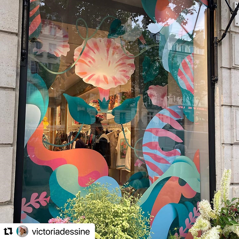 une fenêtre de boutique GANT décorée avec le design fleuri de Victoria Roussel