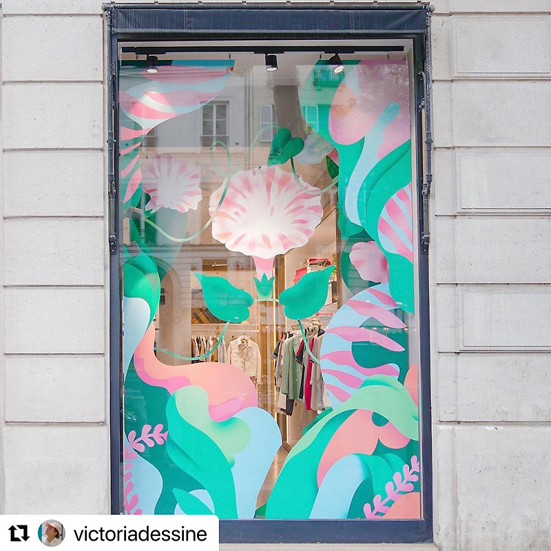 une fenêtre de boutique GANT décorée avec le design fleuri de Victoria Roussel