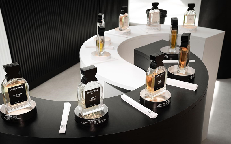 un mobilier noir et blanc en spirale présentant les flocons de parfum